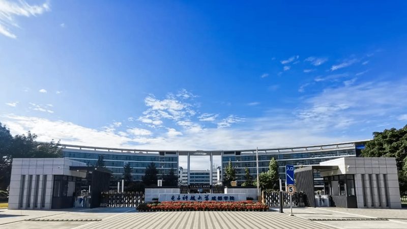在批量采购高频PCB电路板时，以下因素至关重要：